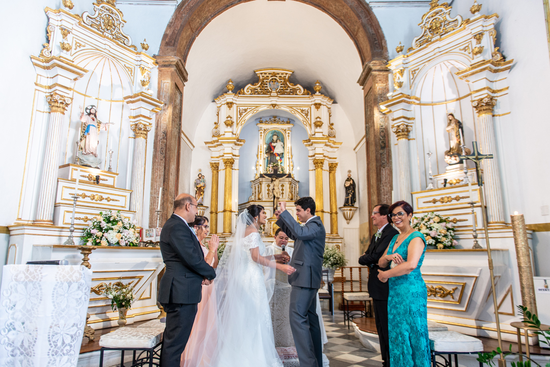 noivo comemorando no casamento