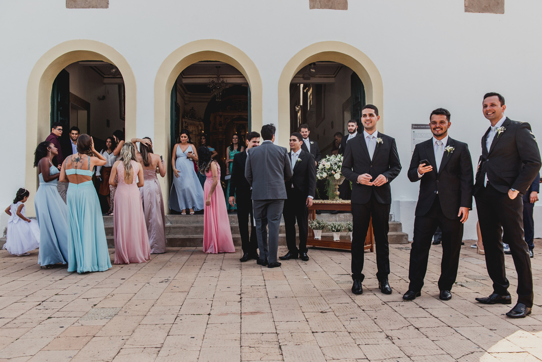 Padrinhos e madrinhas na frente da igreja