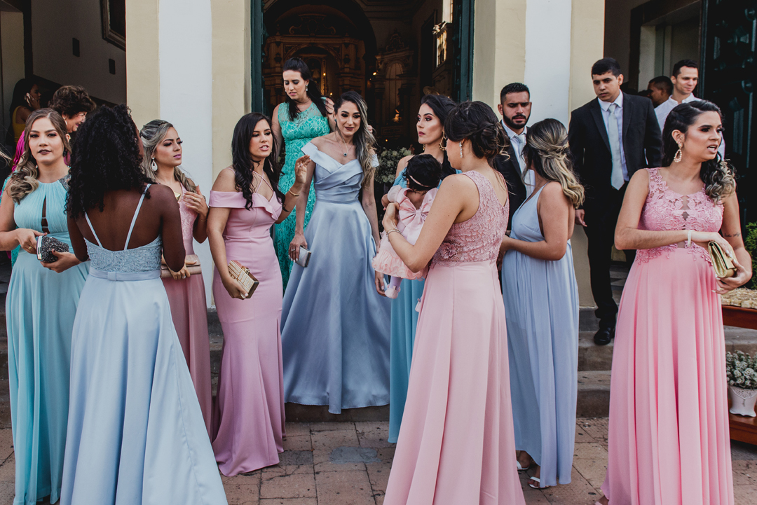  madrinhas na frente da igreja