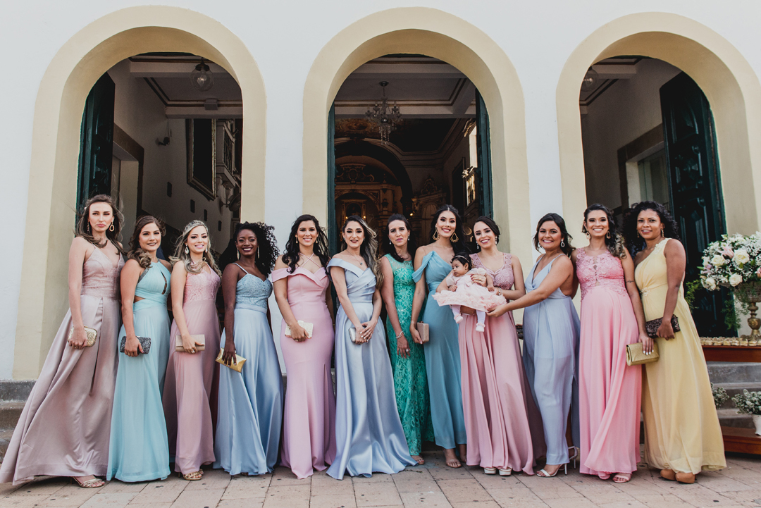  madrinhas do casamento na frente da igreja