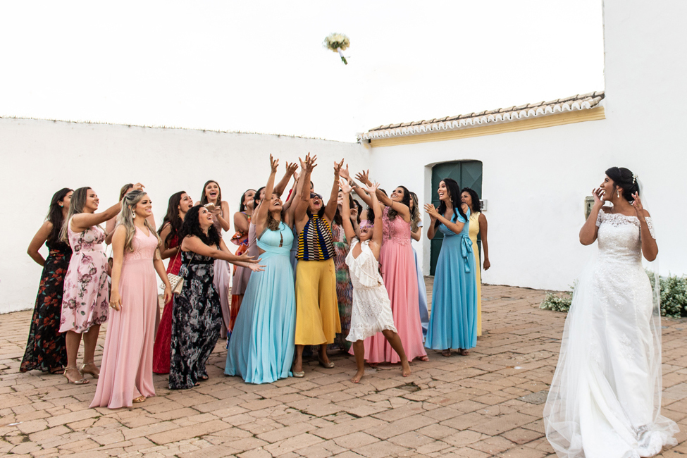 noiva jogando buquê 