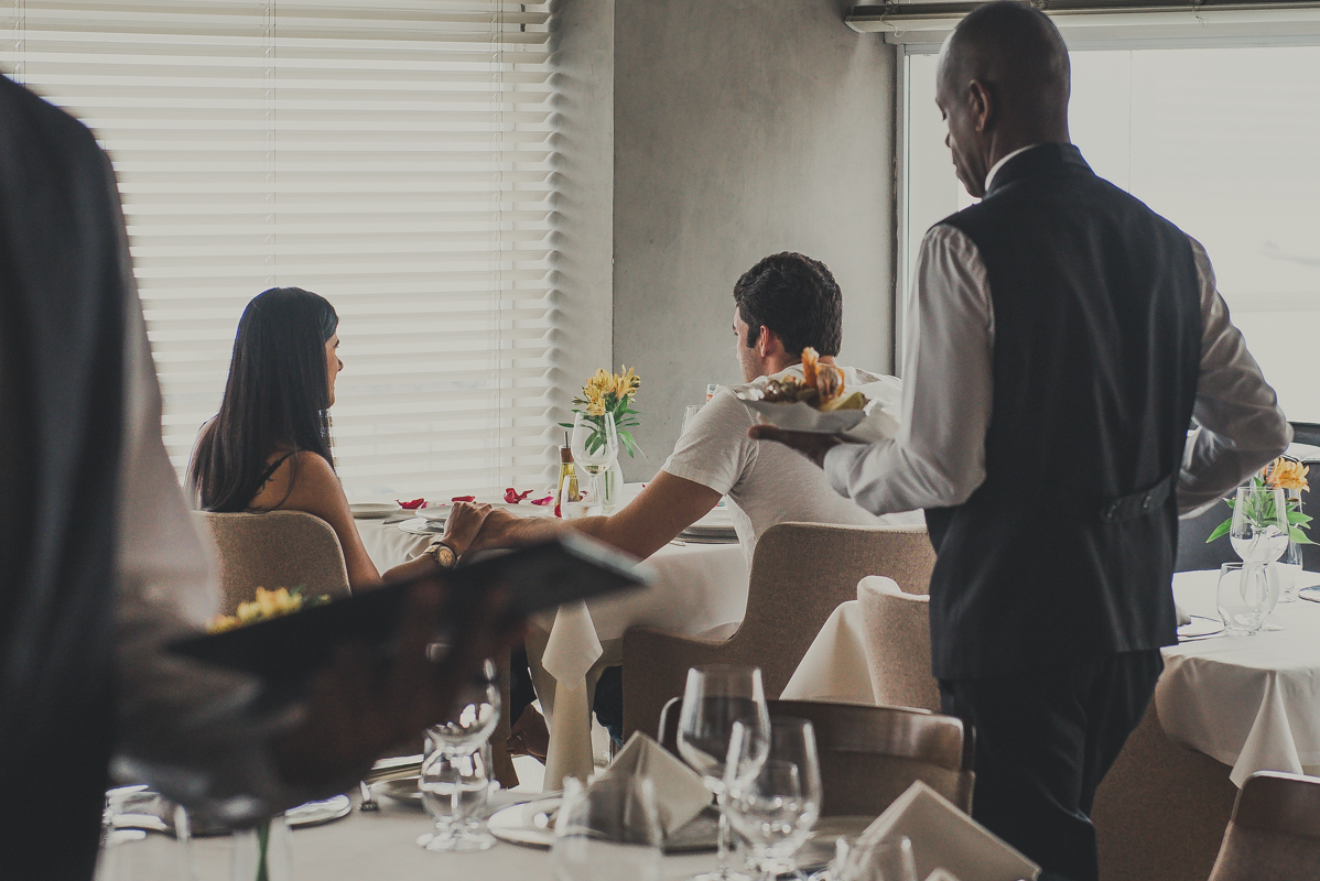 garçons servindo noivos