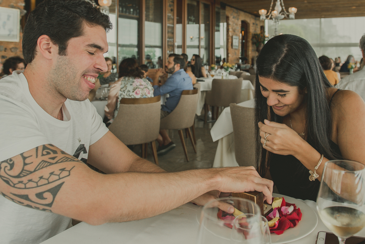 noivo pegando aliança