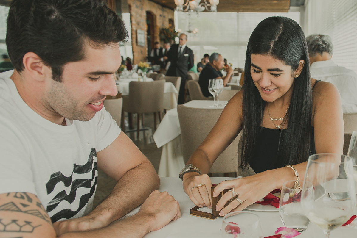 noiva pegando aliança