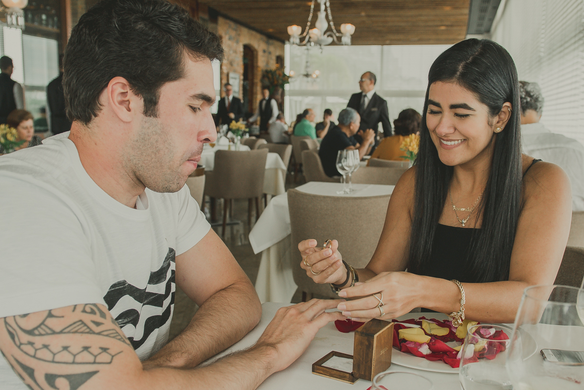 noiva colocando aliança