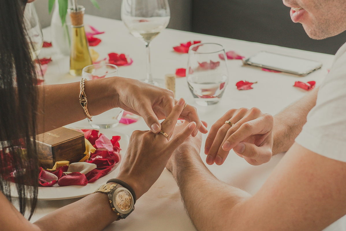 detalhe das alianças na mão dos noivos