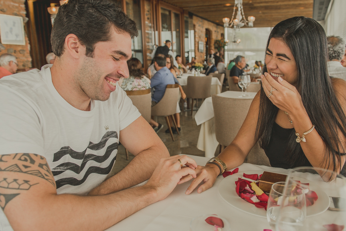 noivo colocando aliança