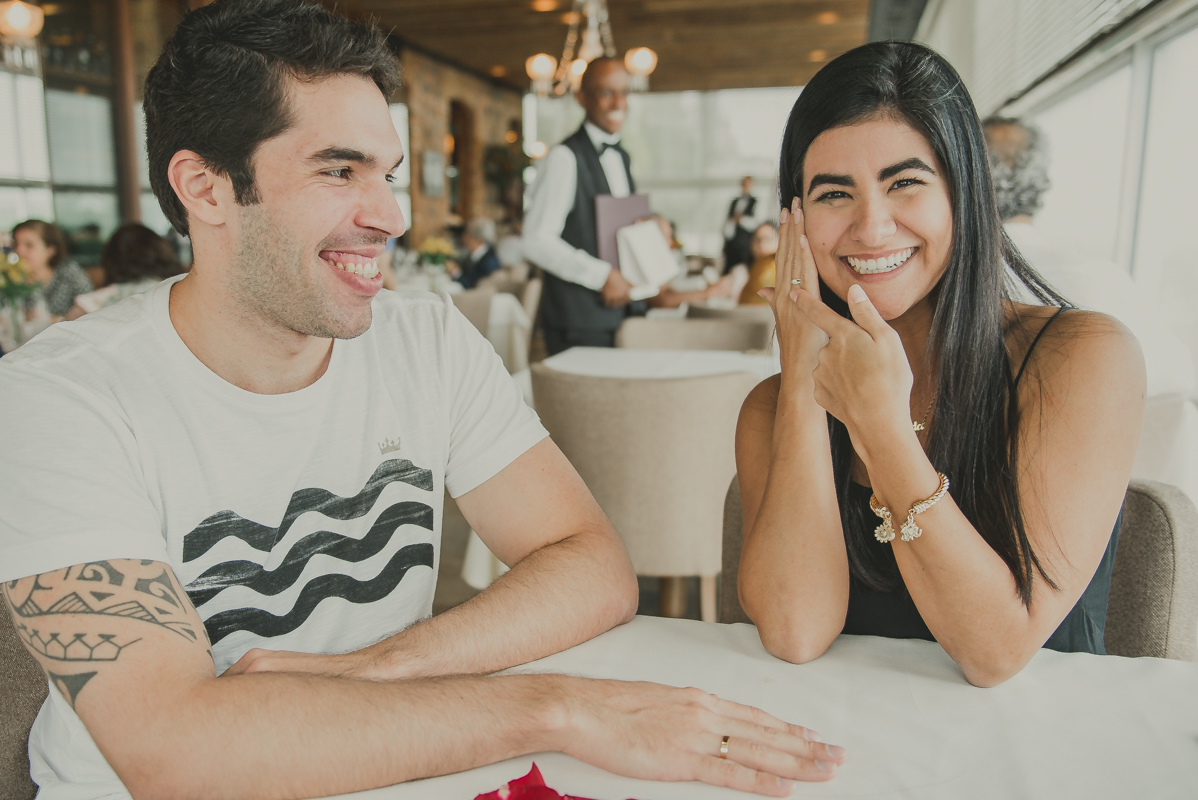 noiva feliz mostrando aliança