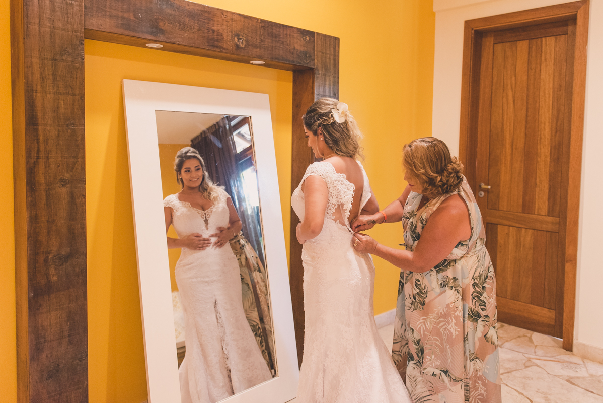 Mãe da noiva fechando vestido