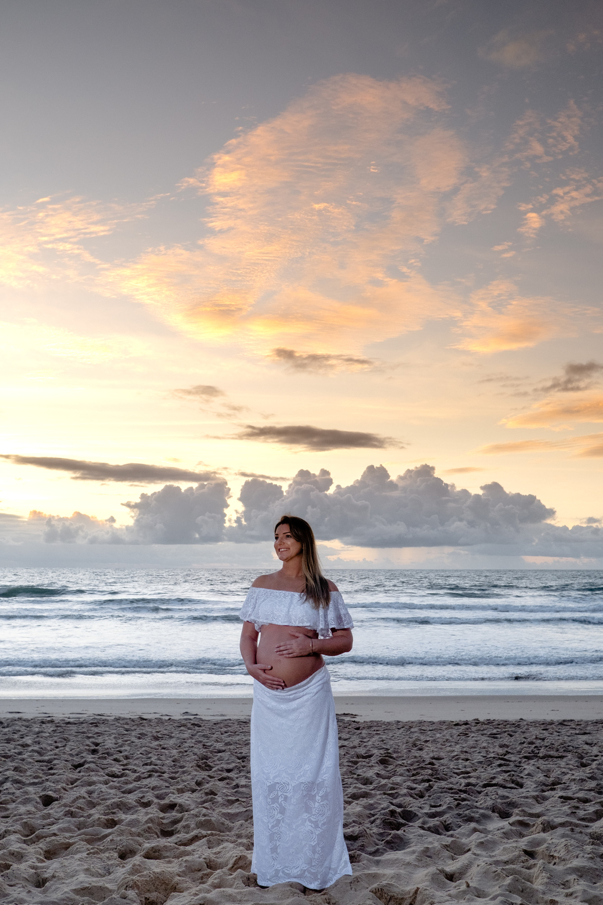 Gestante em frente ao mar, no ensaio fotográfico e nascer do sol na praia