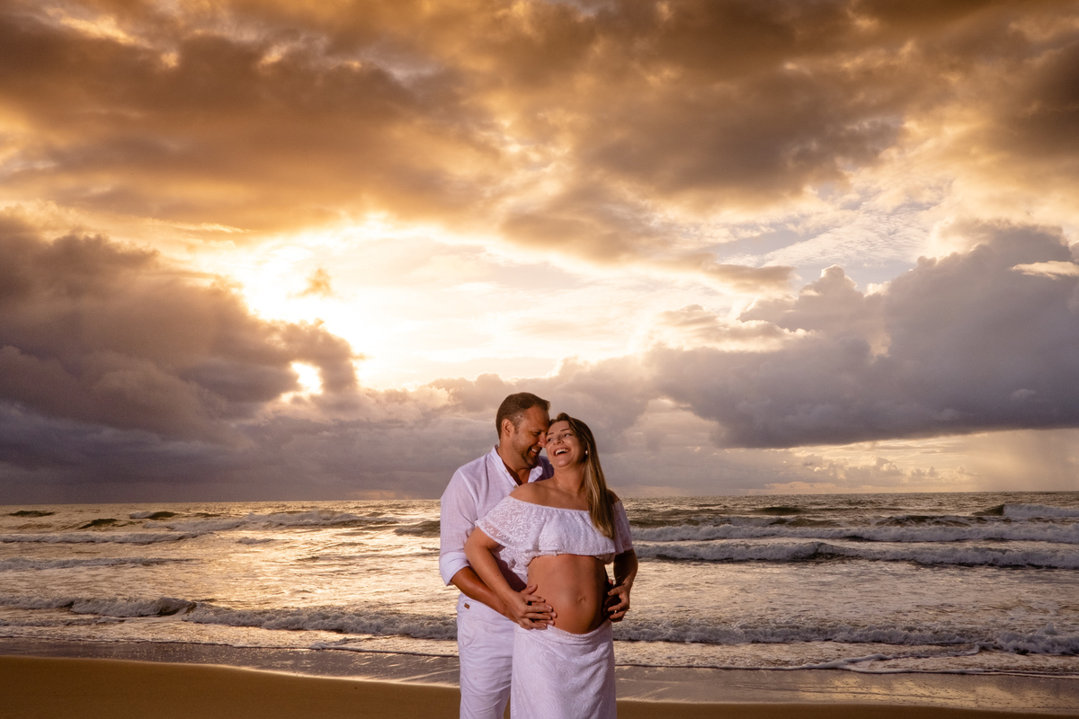 Ensaio de gestante com marido na praia e nascer do sol.