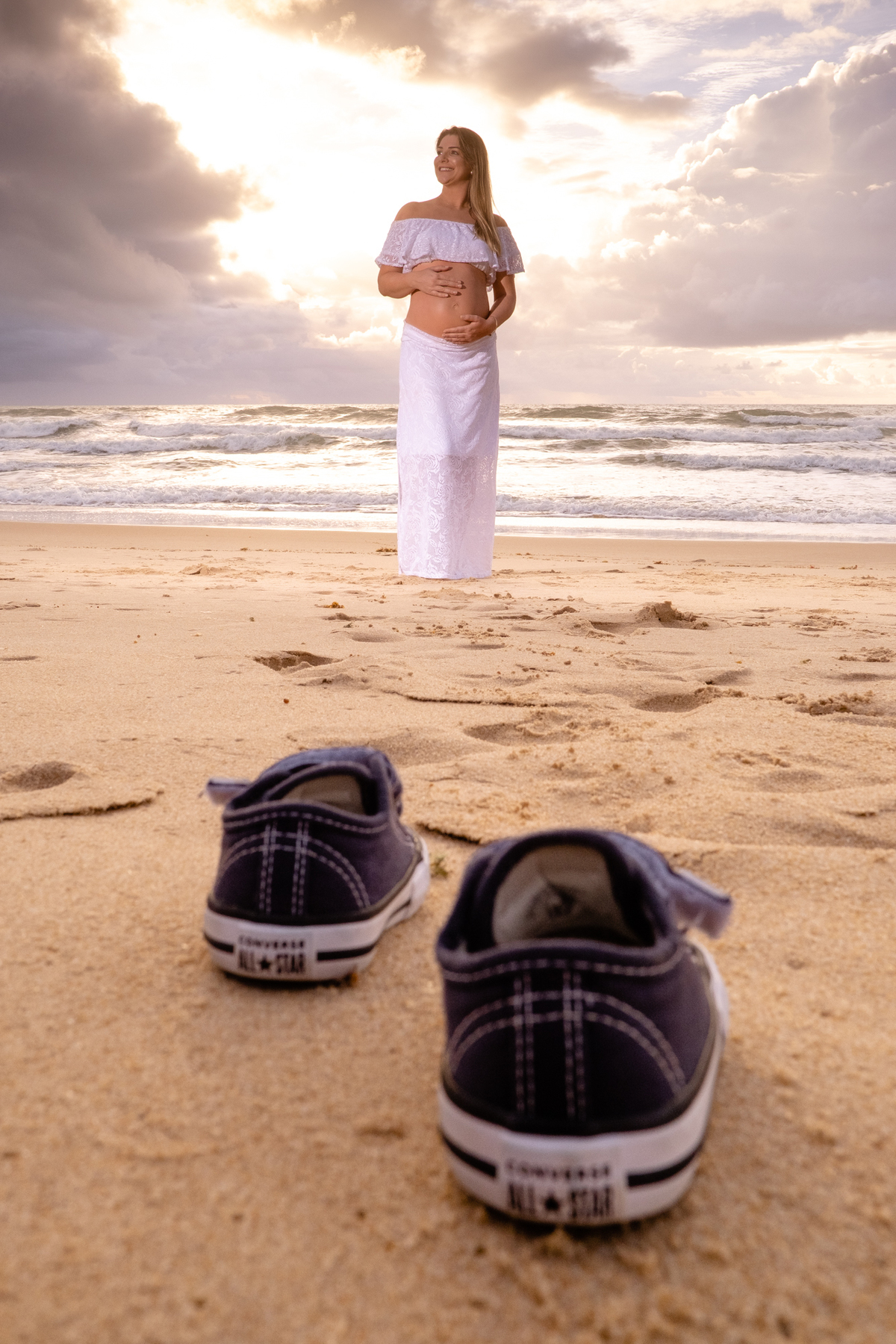 Detalhes do ensaio de gestante na praia no nascer do sol