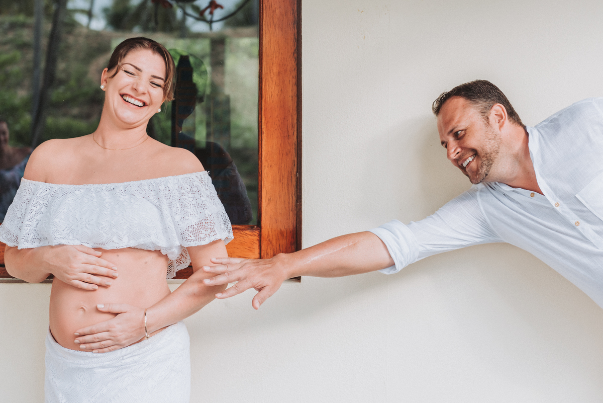 foto criativa do ensaio de gestante na praia em Salvador Bahia