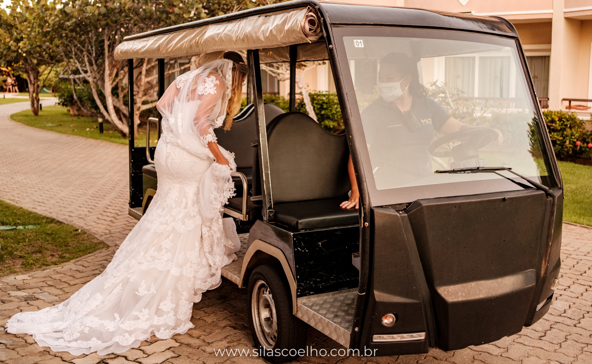 Noiva no carrinho de golfe em direção à praia depois do making of da noiva no Grand Palladium Imbassaí Resort & SPA na Bahia para seu casamento a dois