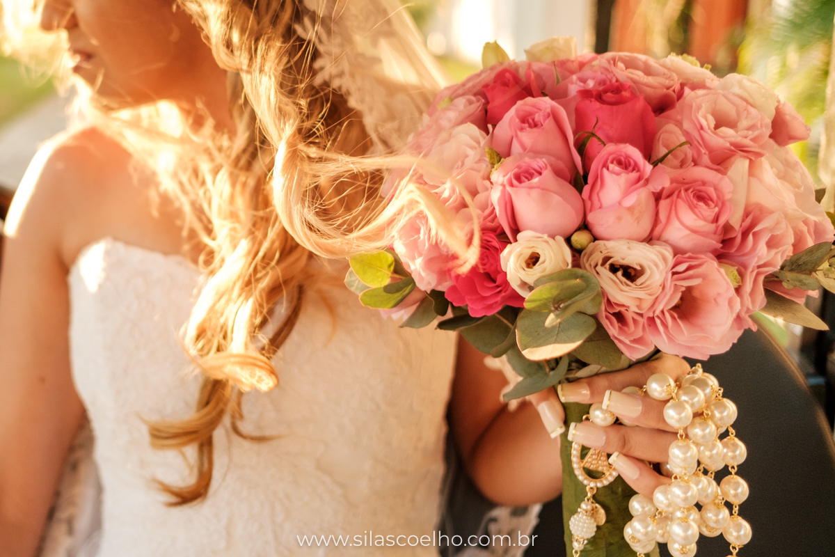 Noiva no carrinho de golfe em direção à praia depois do making of da noiva no Grand Palladium Imbassaí Resort & SPA na Bahia para seu casamento a dois