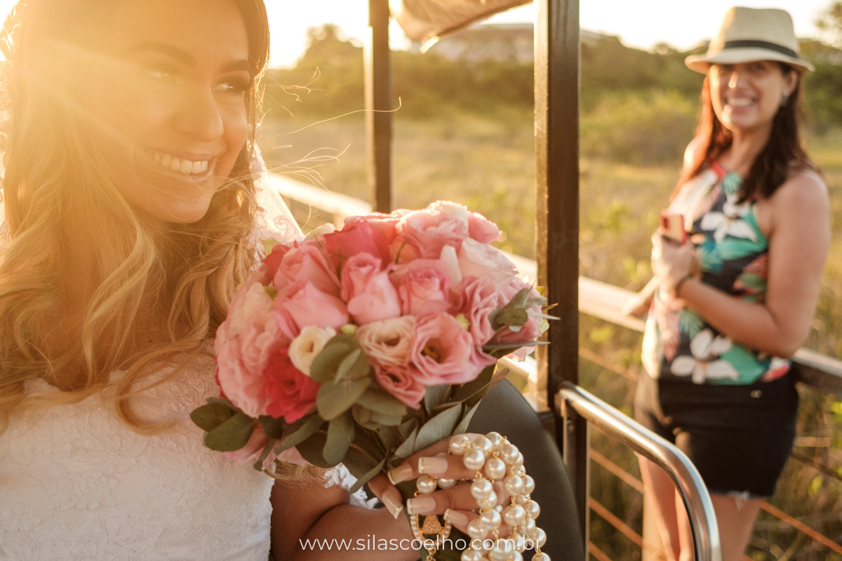 Noiva no carrinho de golfe em direção à praia depois do making of da noiva no Grand Palladium Imbassaí Resort & SPA na Bahia para seu casamento a dois