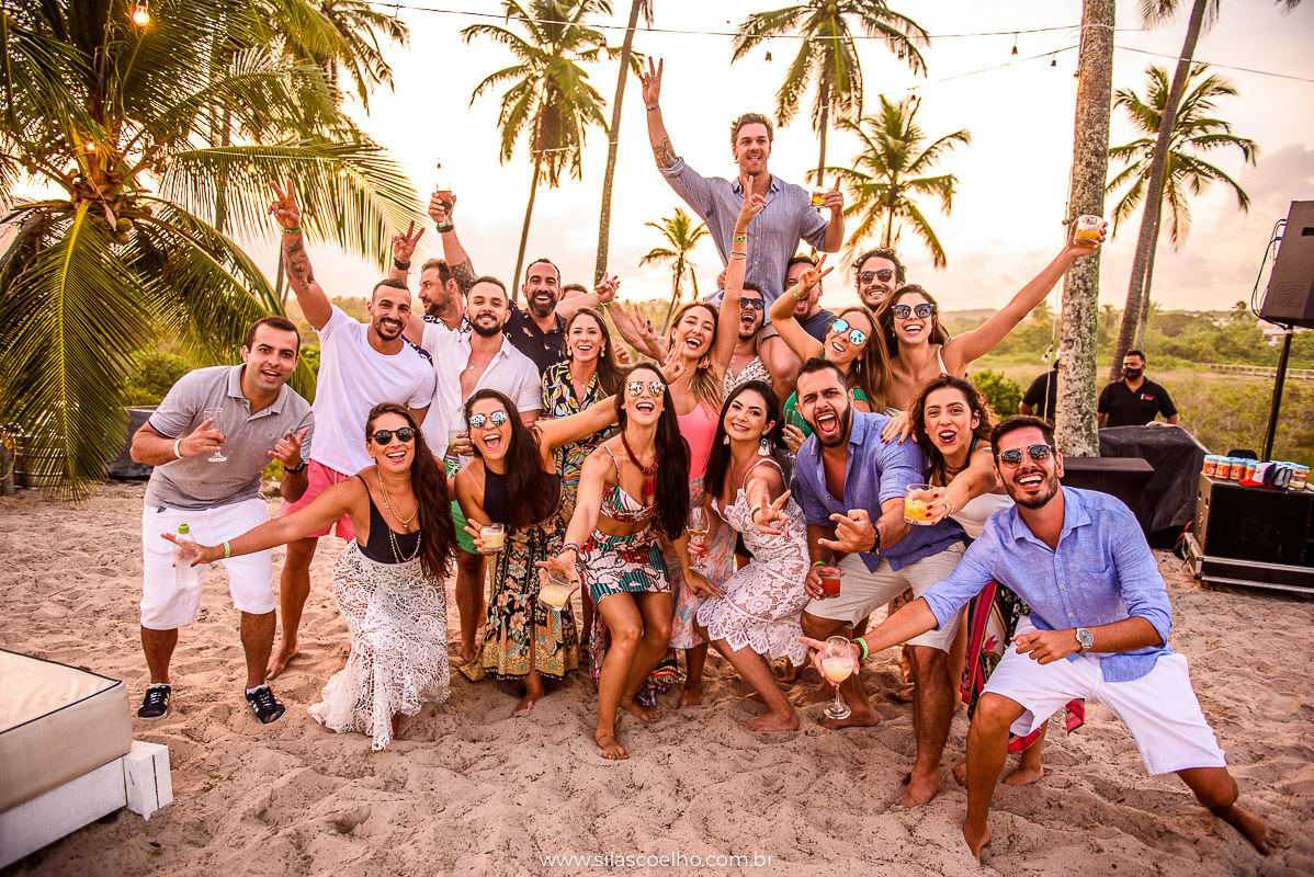 Noivos na despedida de solteiro na praia, com pé na areia, no grand palladium imbassaí resort & SPA