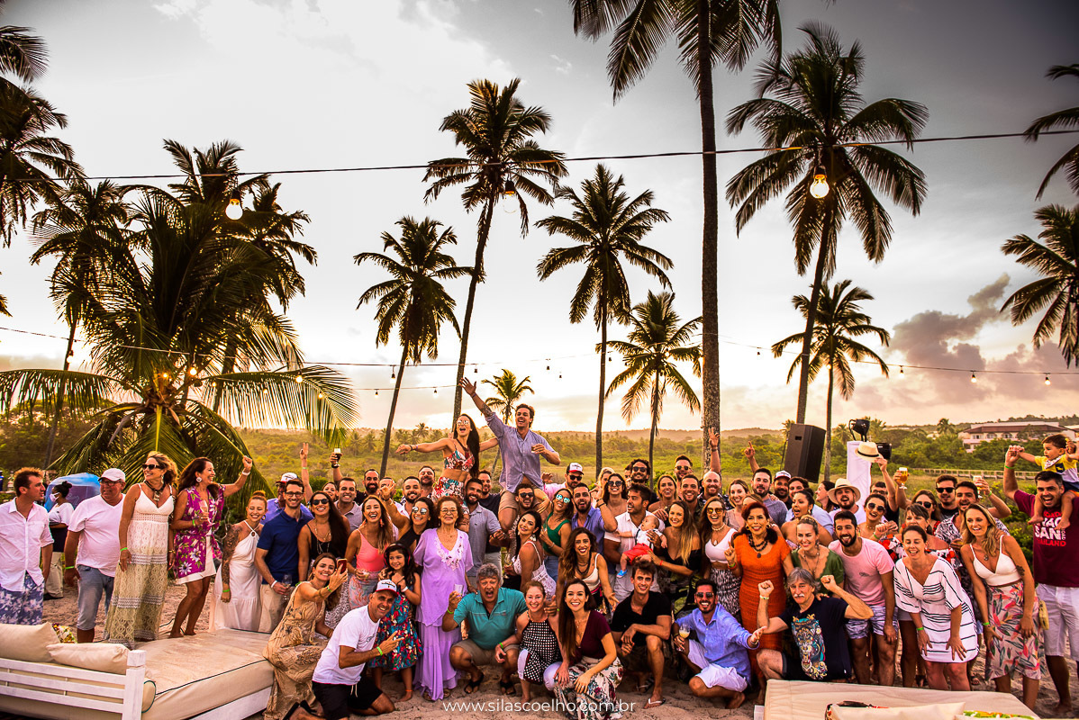 Família e amigos na Despedida de solteiro na praia, com pé na areia, no grand palladium imbassaí resort & SPA