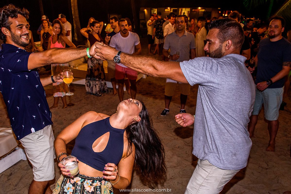 festa na despedida de solteiro na praia, com pé na areia, no grand palladium imbassaí resort & SPA