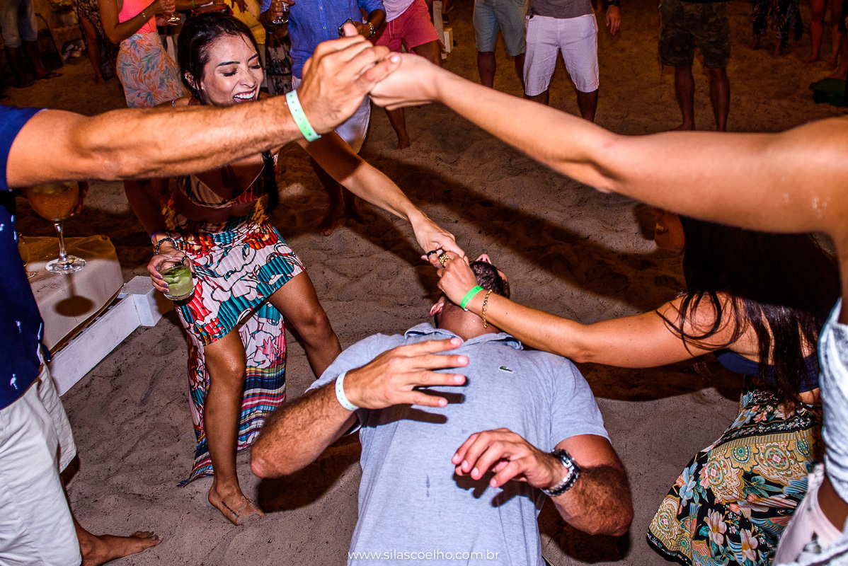 festa na despedida de solteiro na praia, com pé na areia, no grand palladium imbassaí resort & SPA