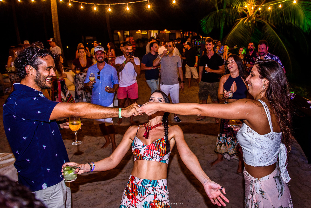 festa na despedida de solteiro na praia, com pé na areia, no grand palladium imbassaí resort & SPA
