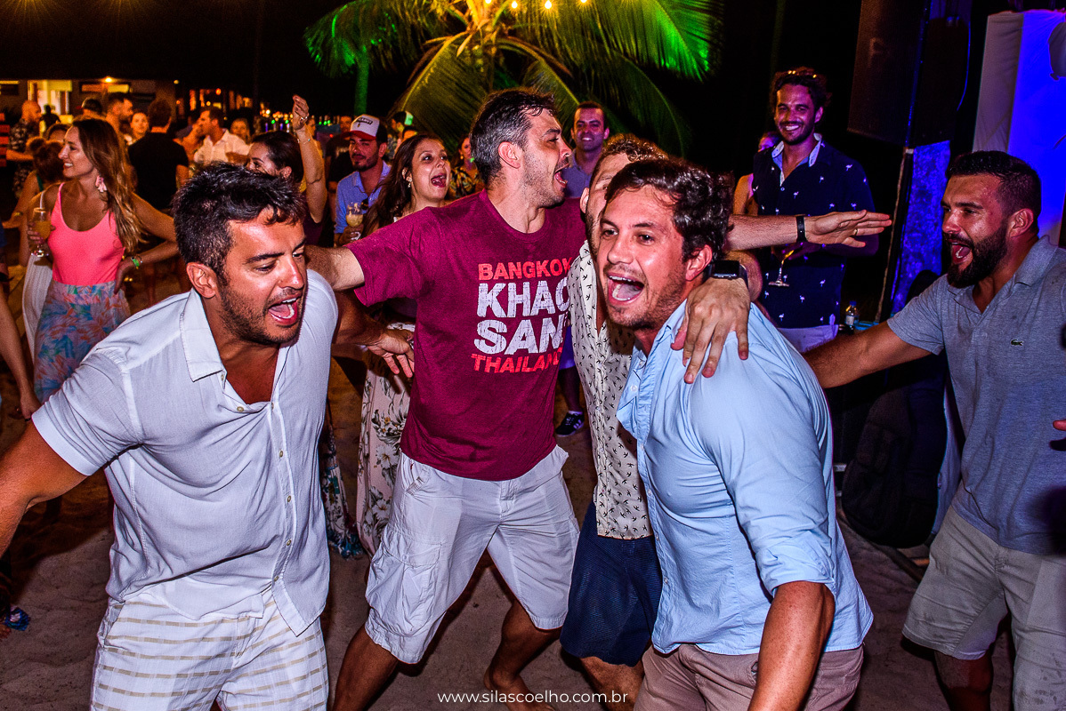 festa na despedida de solteiro na praia, com pé na areia, no grand palladium imbassaí resort & SPA