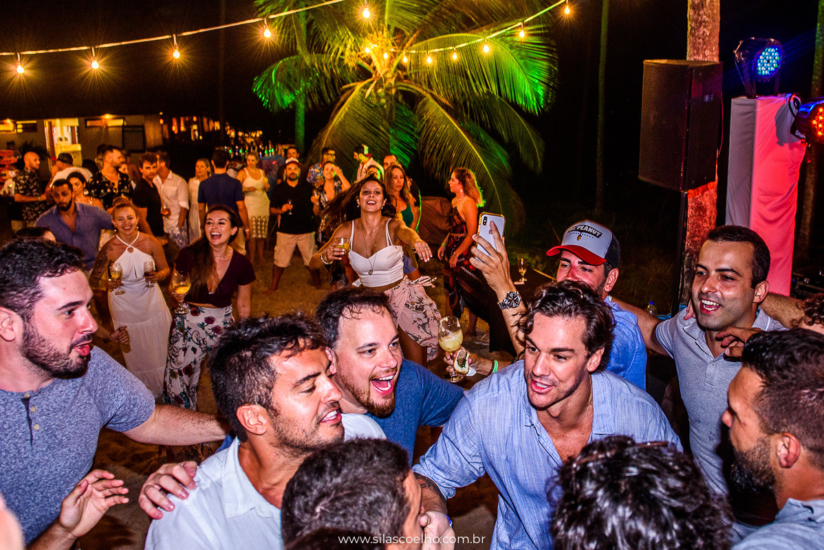 festa na despedida de solteiro na praia, com pé na areia, no grand palladium imbassaí resort & SPA