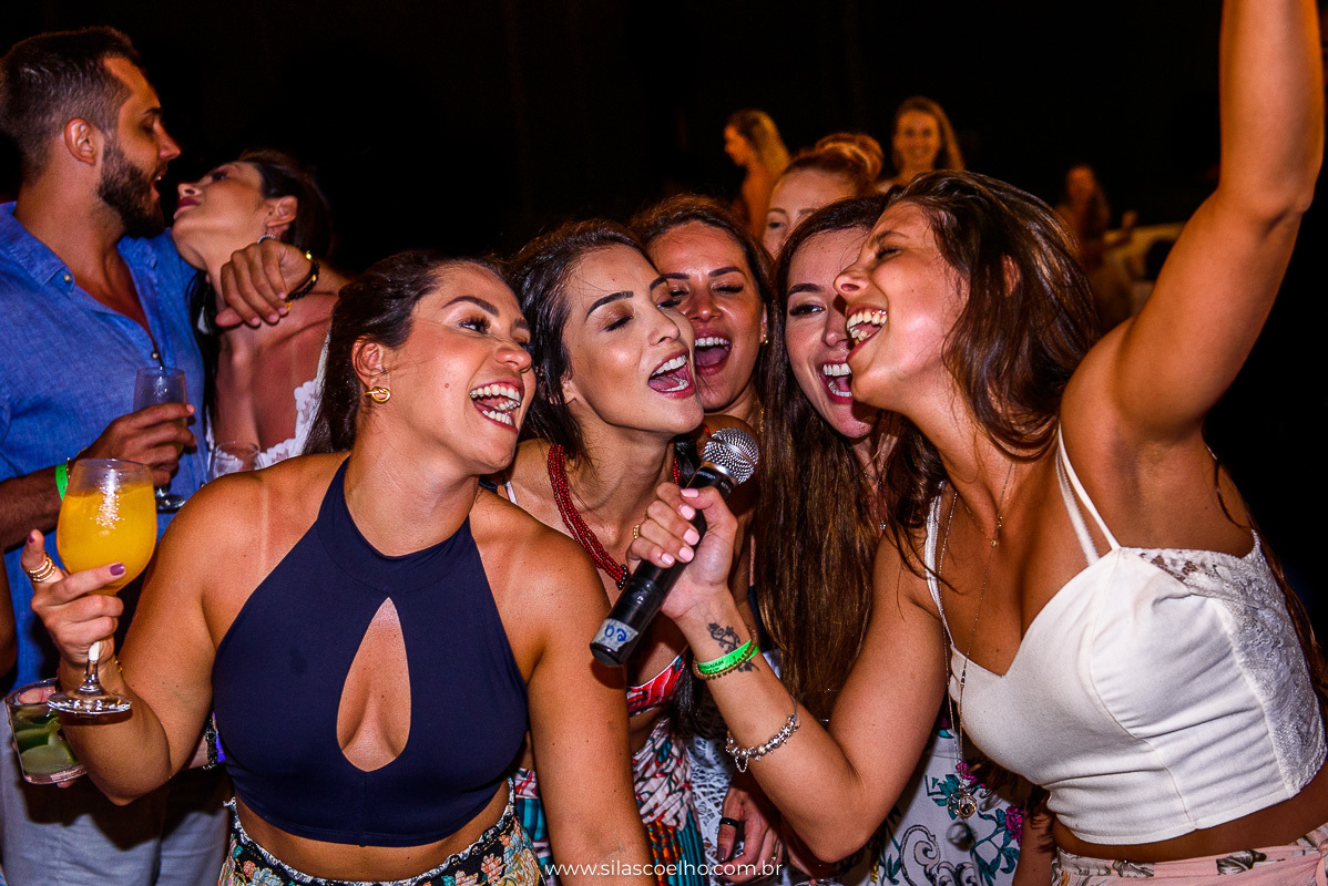 festa na despedida de solteiro na praia, com pé na areia, no grand palladium imbassaí resort & SPA