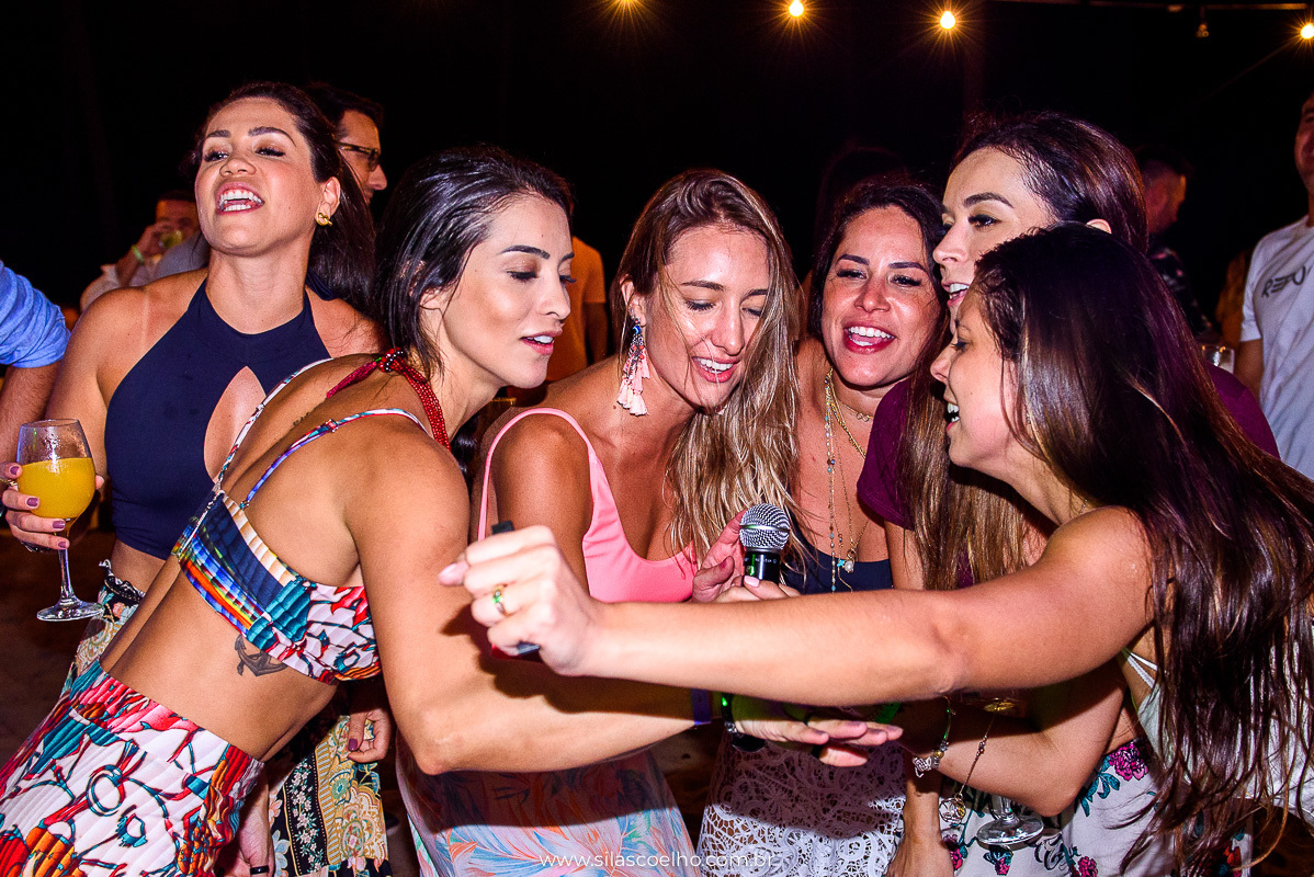 festa na despedida de solteiro na praia, com pé na areia, no grand palladium imbassaí resort & SPA