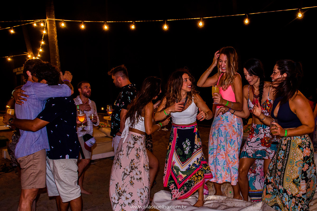 festa na despedida de solteiro na praia, com pé na areia, no grand palladium imbassaí resort & SPA