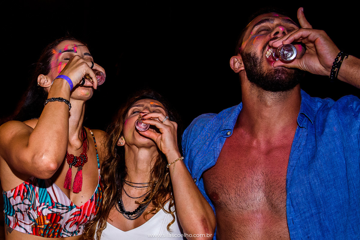 festa na despedida de solteiro na praia, com pé na areia, no grand palladium imbassaí resort & SPA