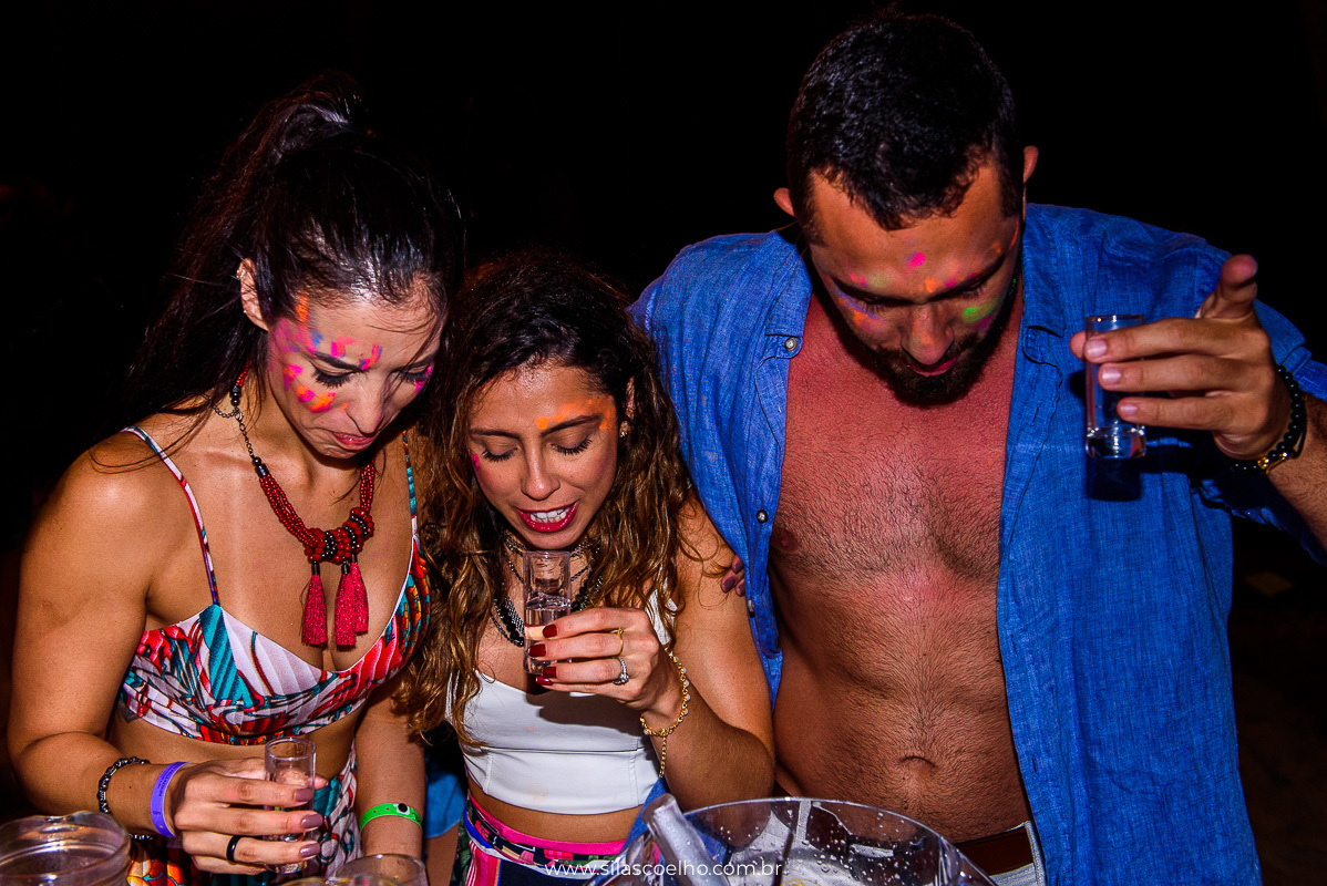 festa na despedida de solteiro na praia, com pé na areia, no grand palladium imbassaí resort & SPA