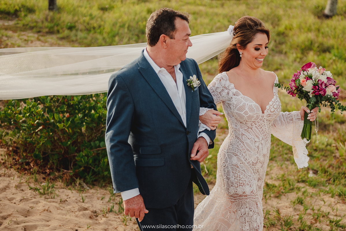 entrada da noiva com pé na areia no grand palladium imbassai resort & spa