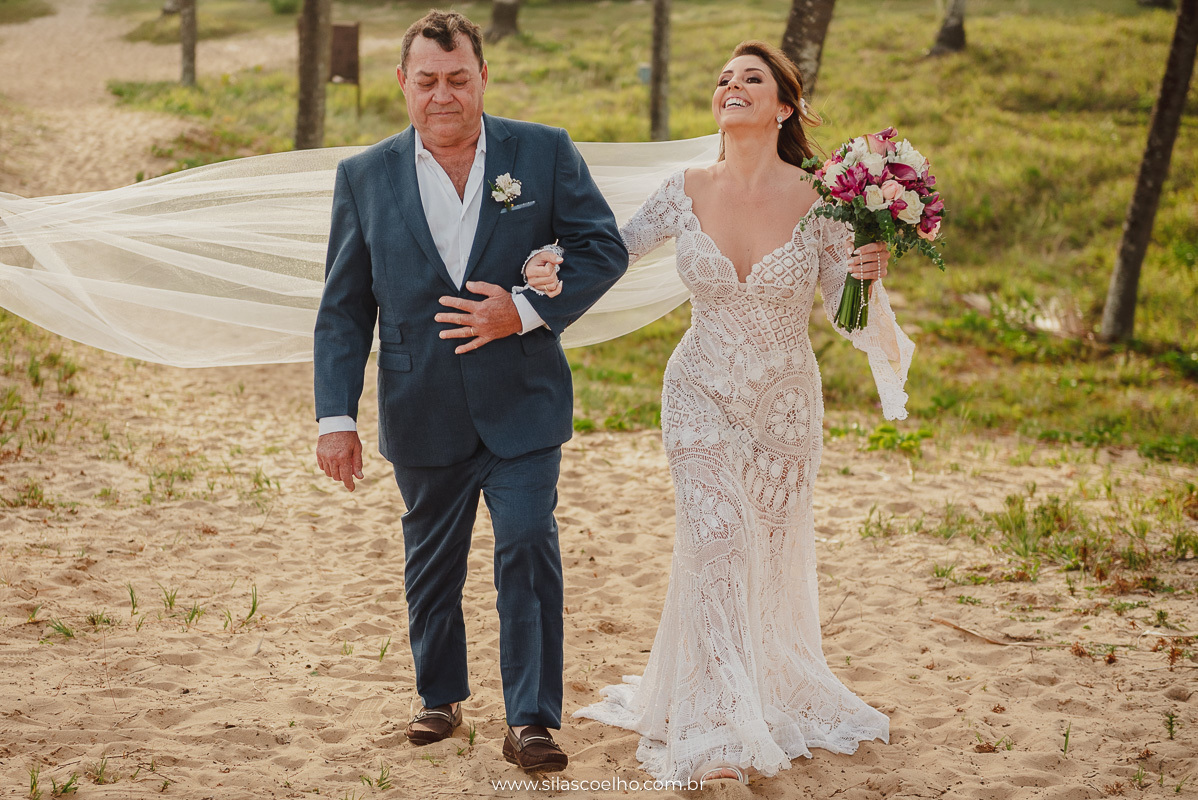 entrada da noiva com pé na areia no grand palladium imbassai resort & spa