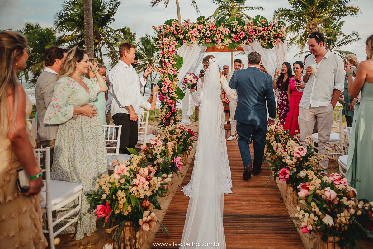 entrada da noiva com pé na areia no grand palladium imbassai resort & spa