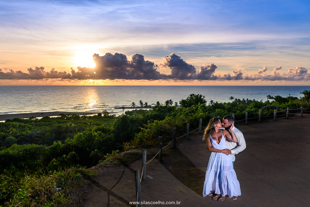 Ensaio de pré casamento em Trancoso, Bahia no nascer do sol