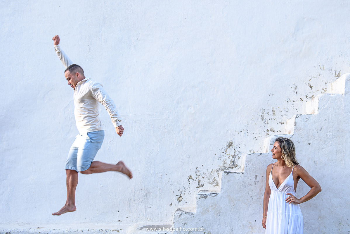 Ensaio de pre wedding em Trancoso, Bahia na igreja do Quadrado, no nascer do sol