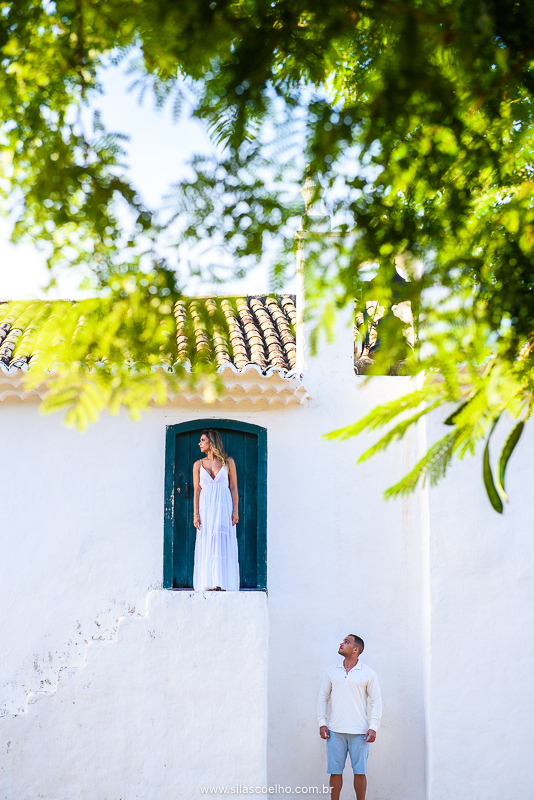 Ensaio de pre wedding em Trancoso, Bahia na igreja do Quadrado, no nascer do sol