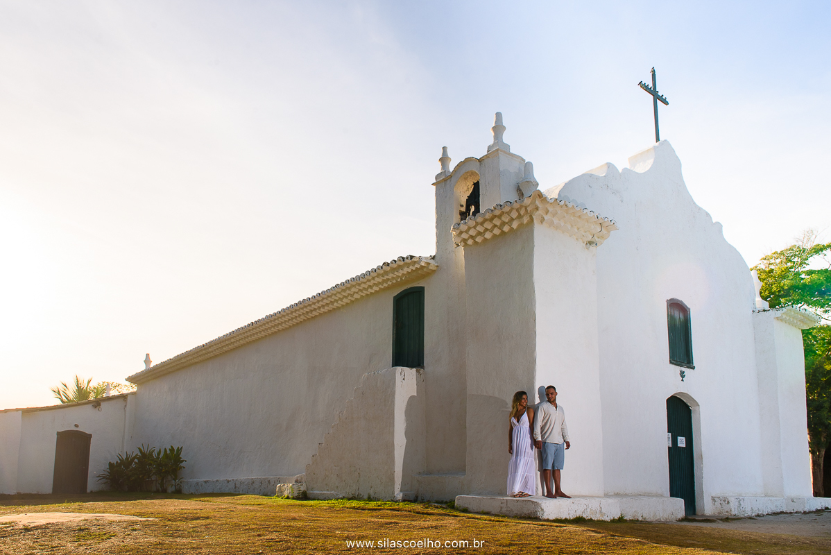 Ensaio de pre wedding em Trancoso, Bahia na igreja do Quadrado, no nascer do sol