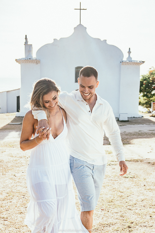 Ensaio de pre wedding em Trancoso, Bahia na igreja do Quadrado, no nascer do sol
