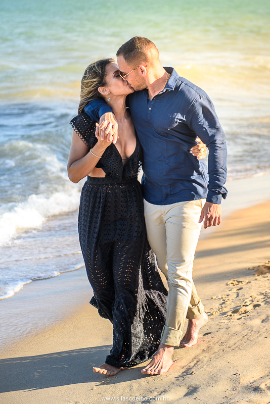 Ensaio de pre wedding em Trancoso, Bahia, na areia da praia, no por do sol