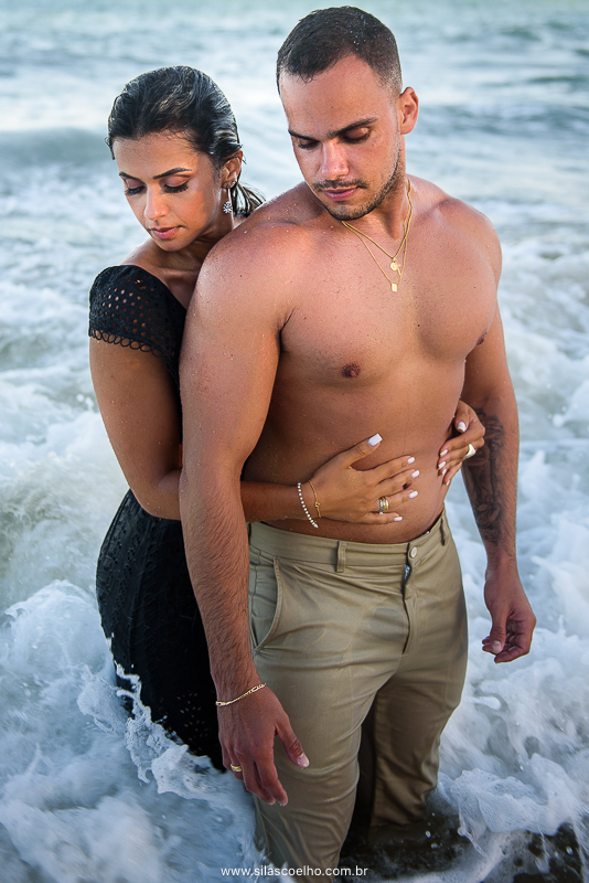 Ensaio de pre wedding em Trancoso, Bahia, na praia, no por do sol dentro da água