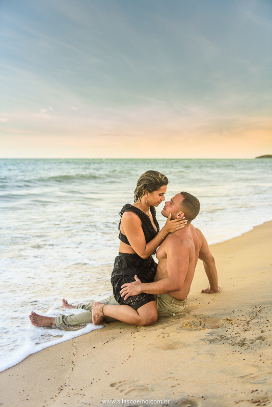 Ensaio de pre wedding em Trancoso, Bahia, na praia, no por do sol dentro da água