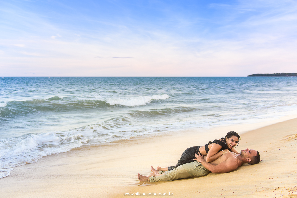Ensaio de pre wedding em Trancoso, Bahia, na praia, no por do sol dentro da água