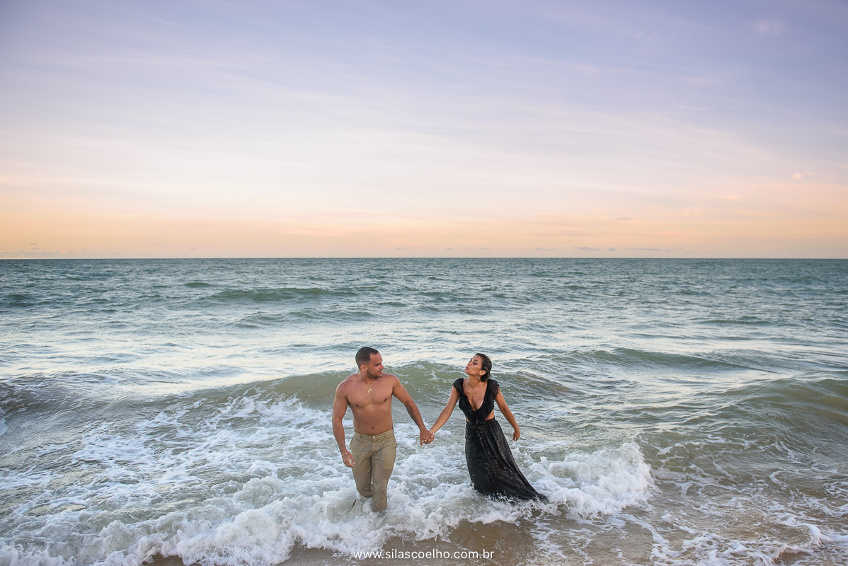 Ensaio de pre wedding em Trancoso, Bahia, na praia, no por do sol dentro da água