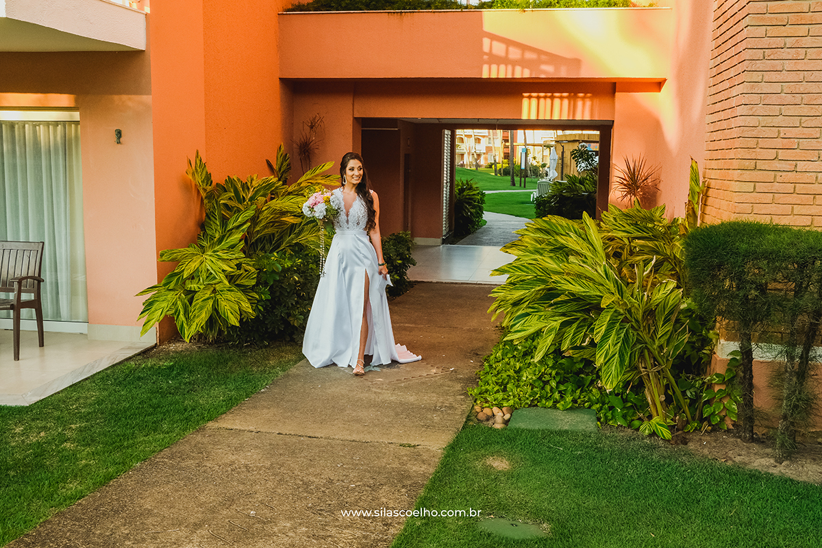 Noiva entrando no casamento na Praia em Costa do Sauípe Bahia