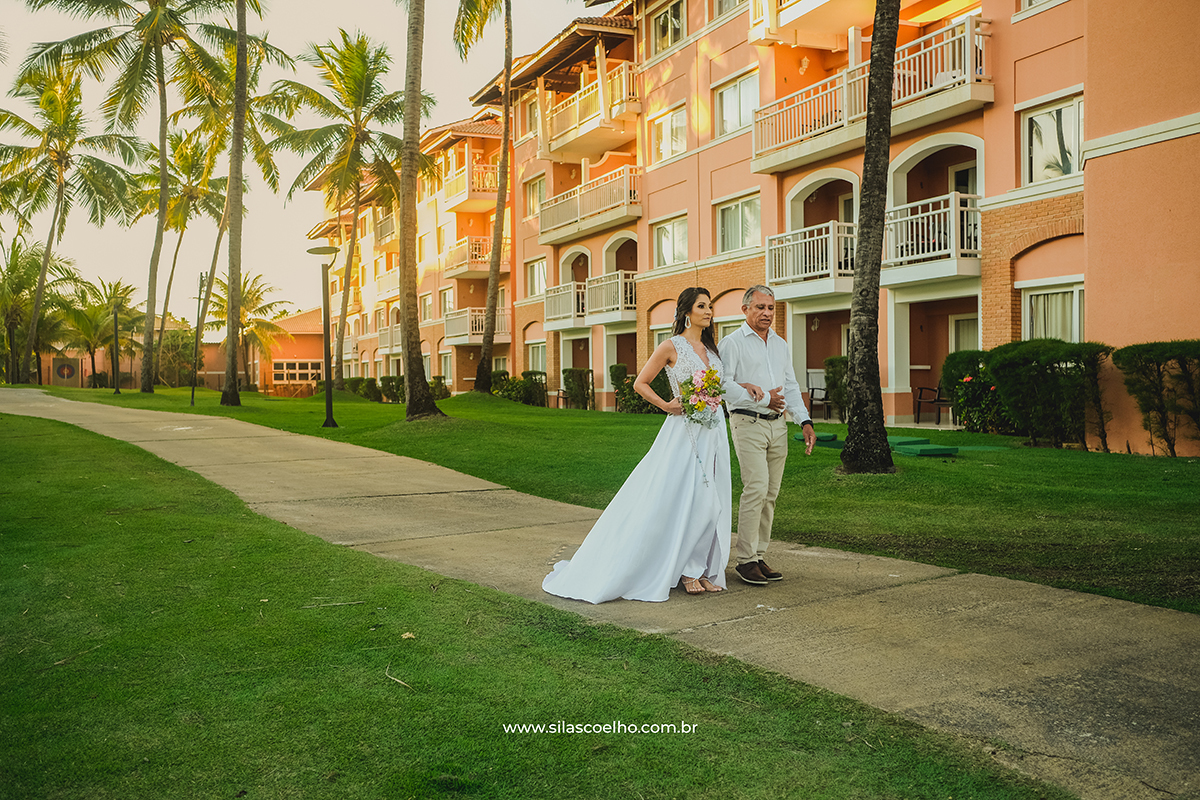 Noiva entrando no casamento na Praia em Costa do Sauípe Bahia