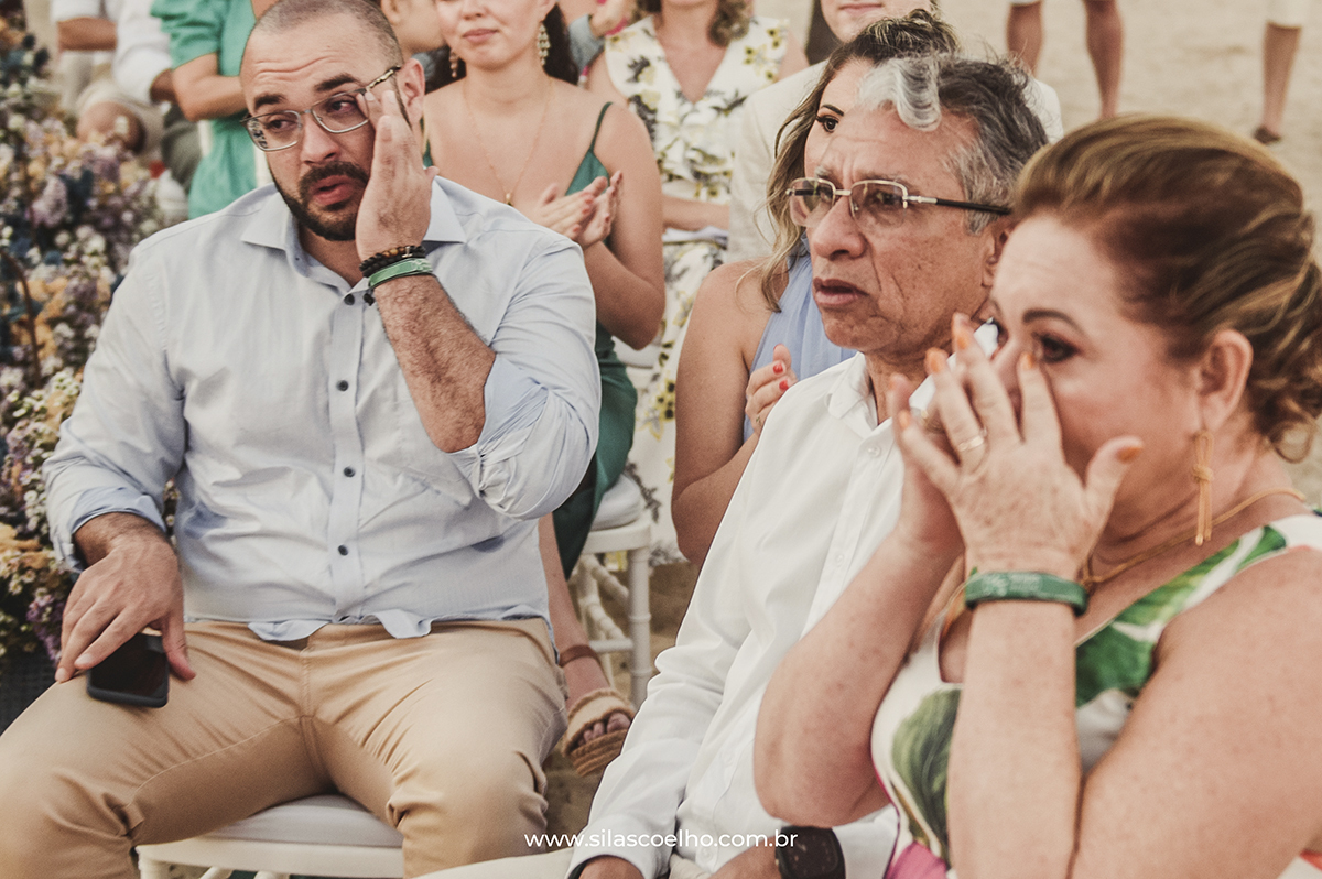 Noiva entrando no casamento na Praia em Costa do Sauípe Bahia no pôr do sol, com pé na areia