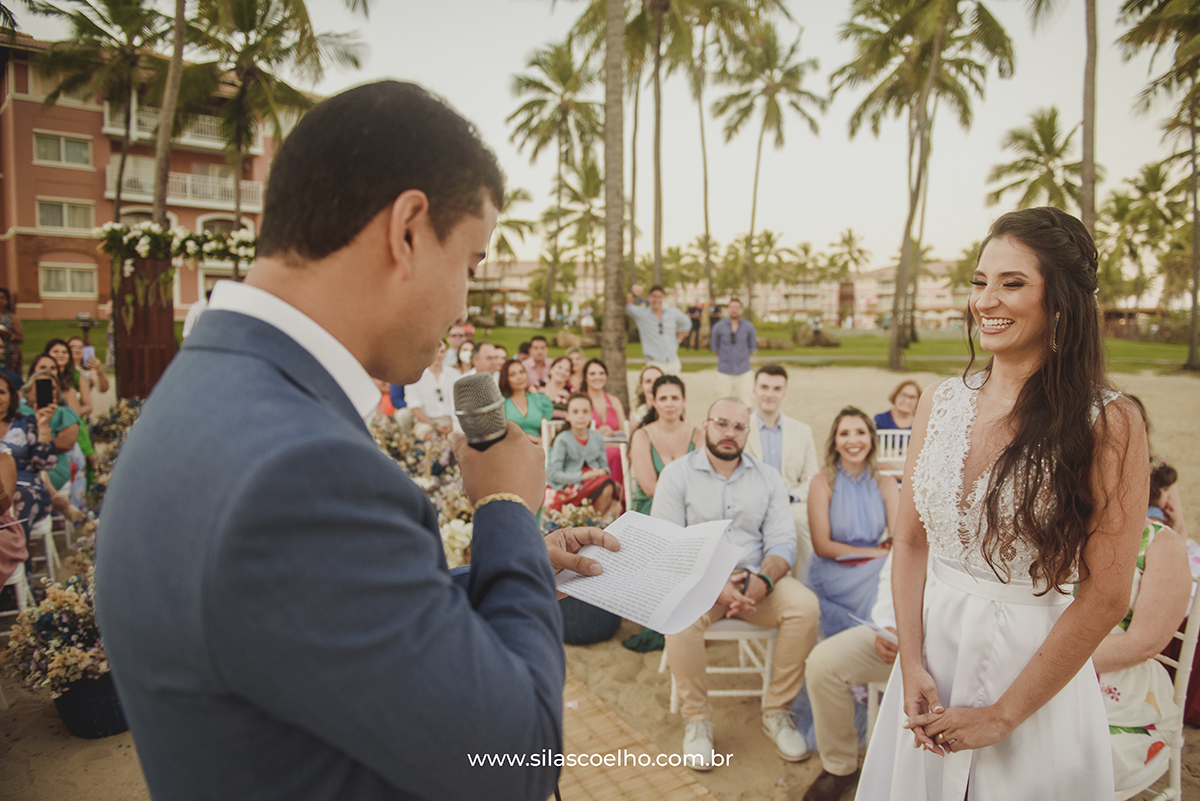 Noiva entrando no casamento na Praia em Costa do Sauípe Bahia no pôr do sol, com pé na areia