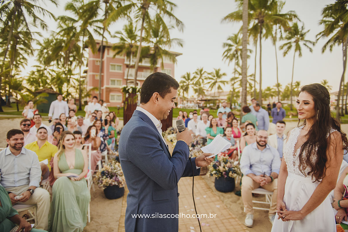 Noiva entrando no casamento na Praia em Costa do Sauípe Bahia no pôr do sol, com pé na areia